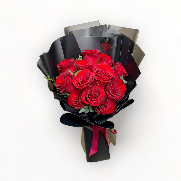 bouquet-of-12-stalks-red-roses-wrapped-in-black-top
