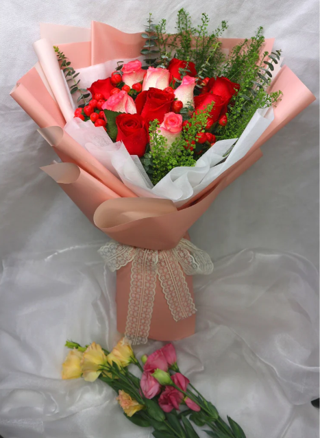 flowerbouquet-roses-hypericum-eucalyptus-greenbell-peach-white-wrapper-with-white-satin-cloth-background