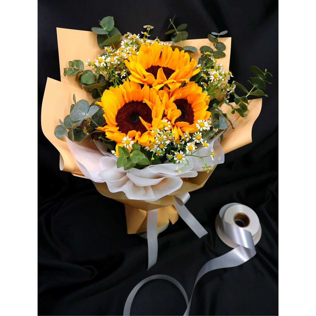 flowerbouquet-sunflowers-eucalyptus-daisies-top