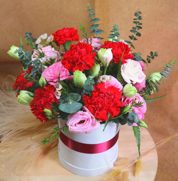 flowerinbox-red-carnation-pink-eustoma-eucalyptus-white-round-box