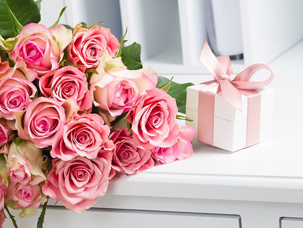 Top 10 Anniversary Flowers to Surprise Her