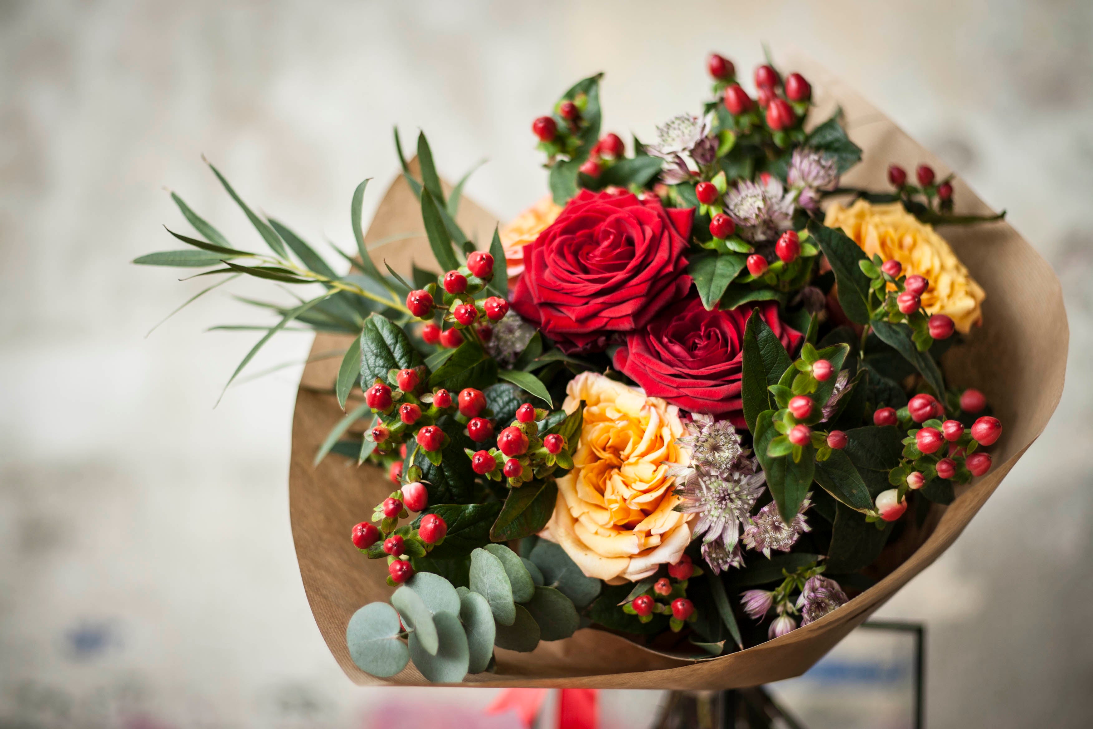A Guide On Choosing The Best Bouquets As Housewarming Gifts
