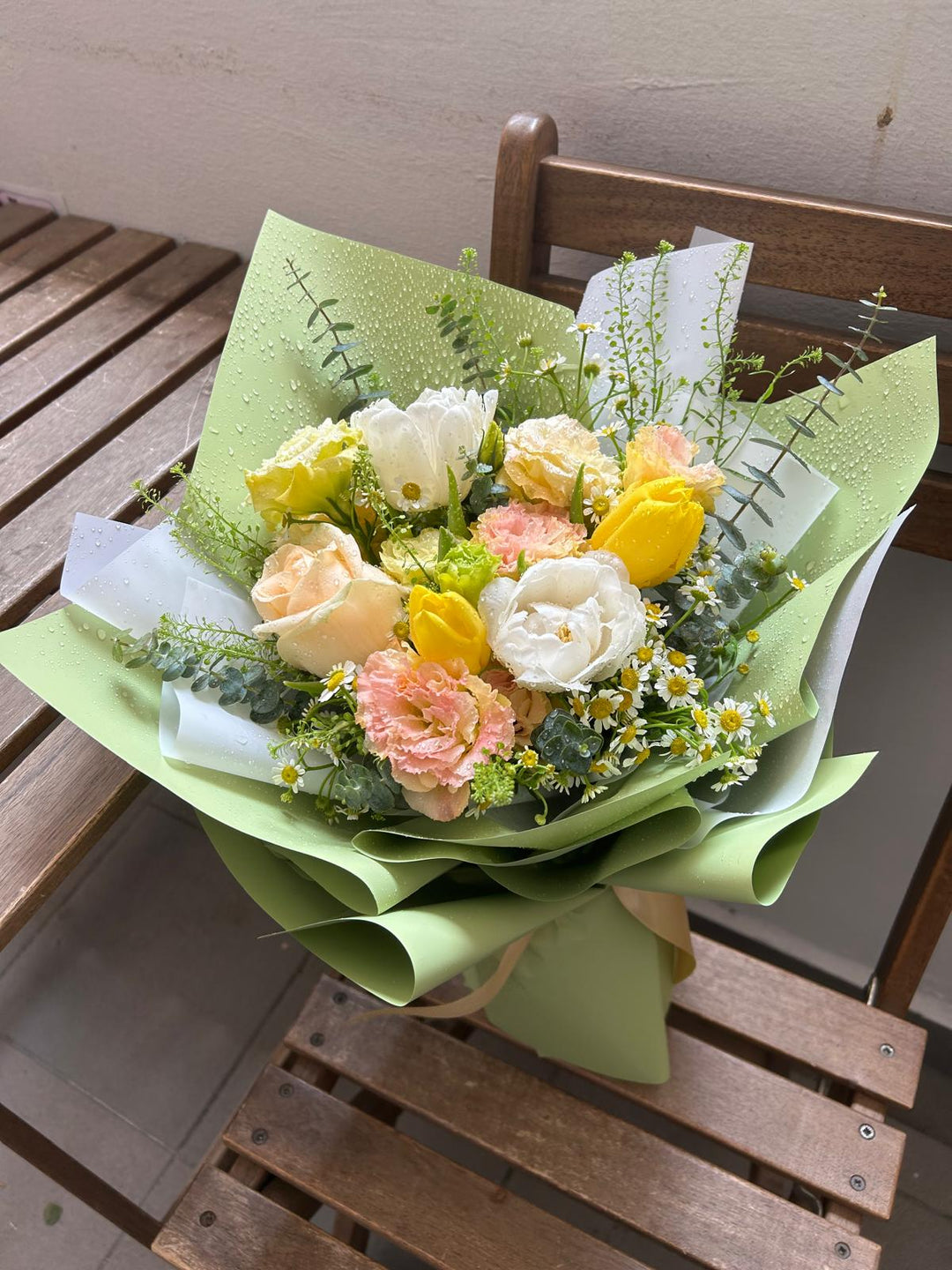 Ready-made tulips and roses bouquet FLORAMOMENTS.SG | Express Florist Delivery Singapore