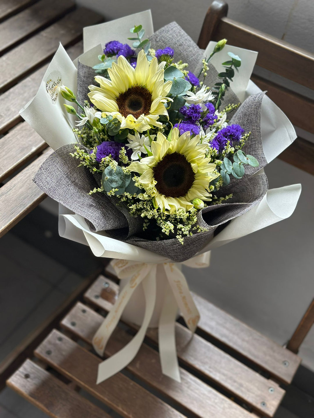 Ready-made sunflower bouquet FLORAMOMENTS.SG | Express Florist Delivery Singapore