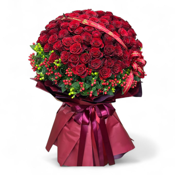 bouquet-red-roses-red-hepericum.jpg