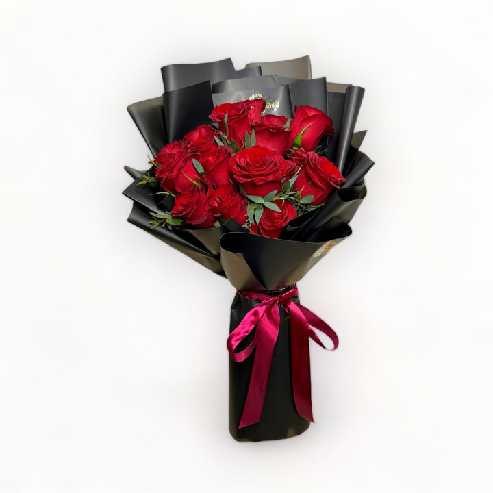 bouquet-of-18-stalks-red-roses-wrapped-in-black-front