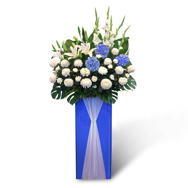 flora-stand-white-gladiolus-blue-hydrangea-white-sunlight-lily-front
