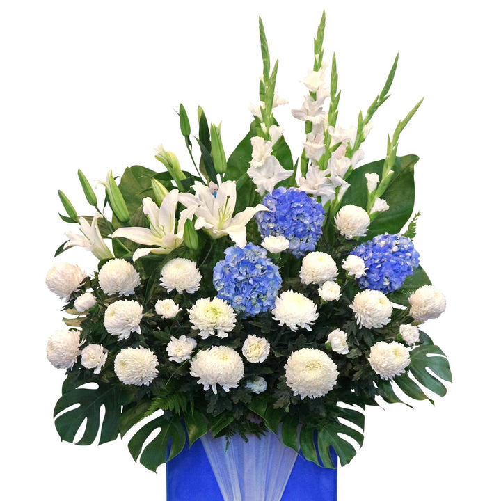flora-stand-white-gladiolus-blue-hydrangea-white-sunlight-lily-zoomed
