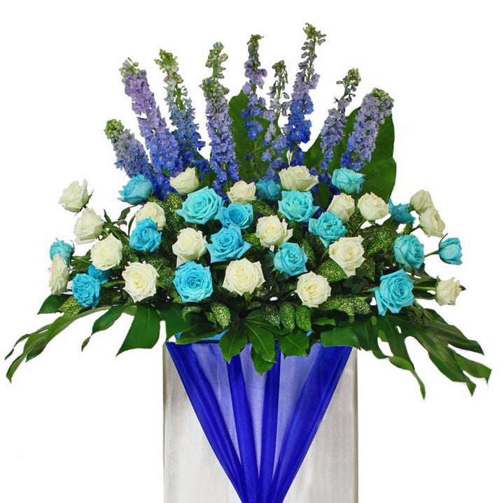 flowerstand-blue-delphinium-with-white-and-blue-super-roses-with-white-background-zoomed