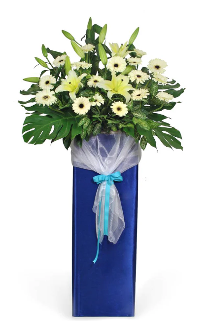 flowerstand-cream-coloured-gerbera-and-cream-lily-with-white-background